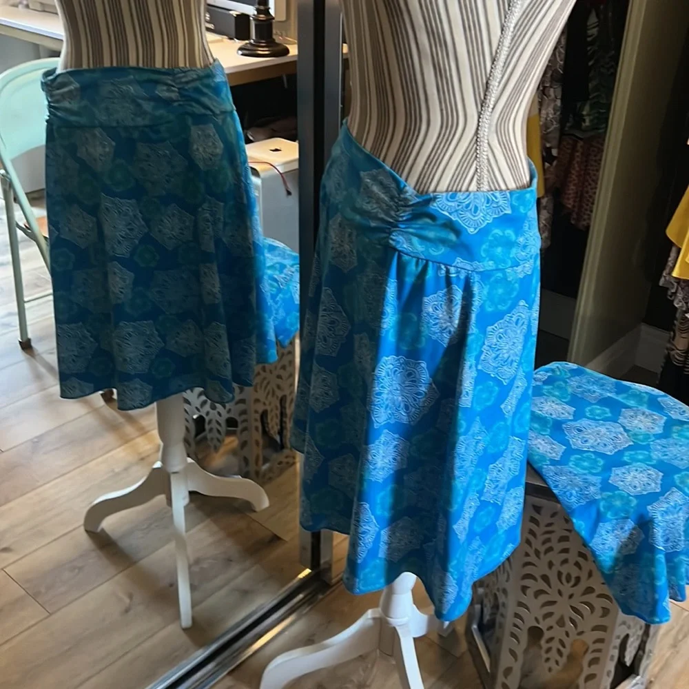 Tranquility, slimming skirt, wide cinched waist band, aqua blues & white_3